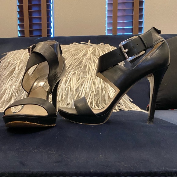 Black high heels - Picture 2 of 3